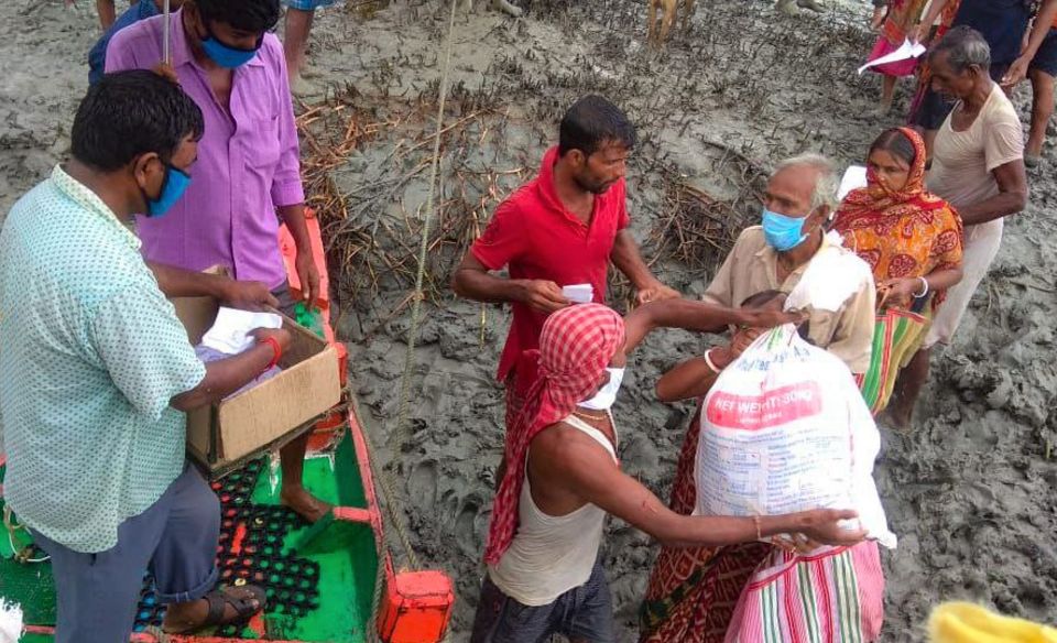 Indien - Westbengalen: Die Versorgung mit Essen und Hygieneartikeln hatte in Anbetracht der Situation oberste Priorität. Durch die Bereitstellung von Hilfspaketen an betroffene Familien konnte man schnelle Abhilfe schaffen Indien - Westbengalen: Die Versorgung mit Essen und Hygieneartikeln hatte in Anbetracht der Situation oberste Priorität. Durch die Bereitstellung von Hilfspaketen an betroffene Familien konnte man schnelle Abhilfe schaffen