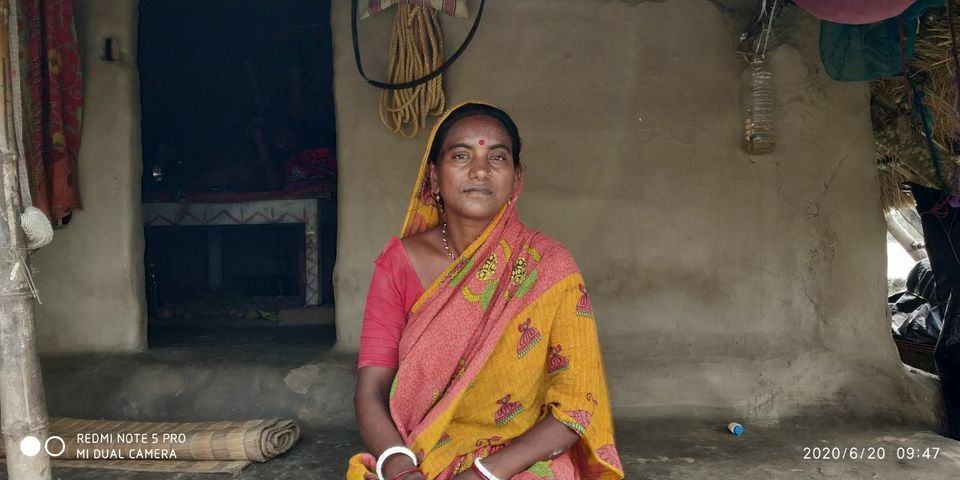Indien - Westbengalen: Jharna Monodal lebt mit ihrem Ehemann und den beiden Söhnen auf der Insel Choto Mollakhali. Der Zyklon hat sie schwer getroffen Indien - Westbengalen: Jharna Monodal lebt mit ihrem Ehemann und den beiden Söhnen auf der Insel Choto Mollakhali. Der Zyklon hat sie schwer getroffen