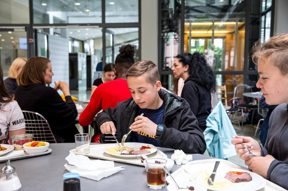 Wie wir die Welt retten: …bis hin zum Mittagessen bei GEOlino. Genau wie wir unterstützen viele Hamburger Unternehmen die Klassenreise. Eine Bäckerei spendiert sogar jeden Morgen frische Brötchen Wie wir die Welt retten: …bis hin zum Mittagessen bei GEOlino. Genau wie wir unterstützen viele Hamburger Unternehmen die Klassenreise. Eine Bäckerei spendiert sogar jeden Morgen frische Brötchen