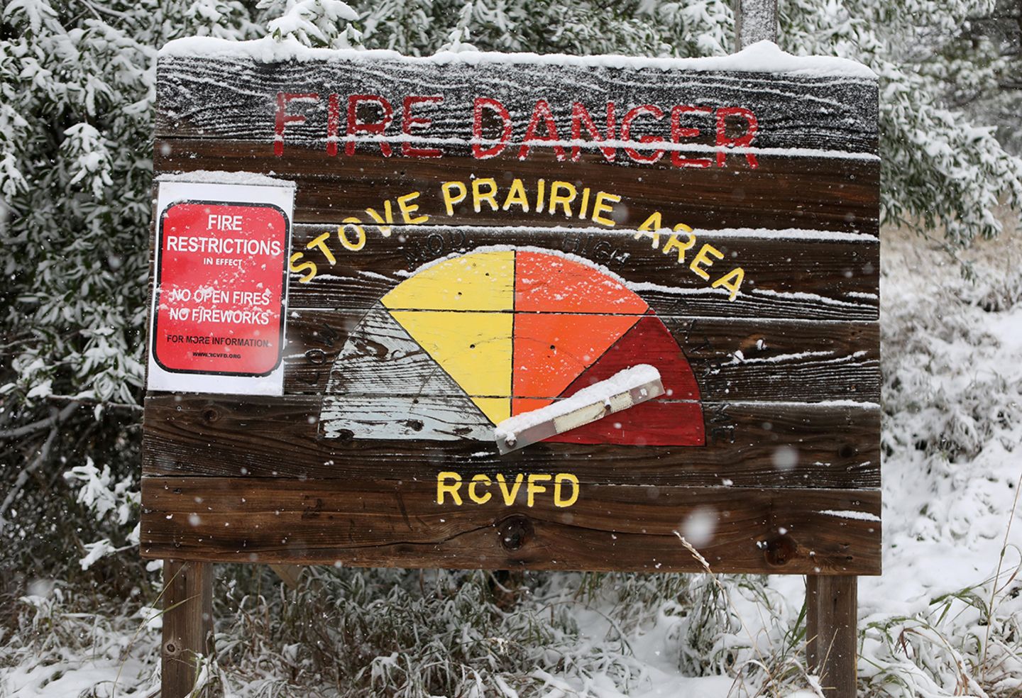 Warnschild und Schee in Colorado