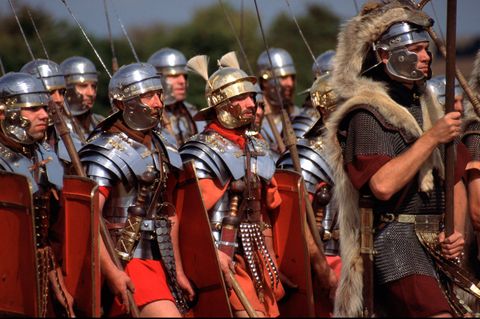 Römische Legionäre marschieren in Formation