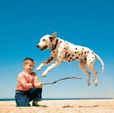 Walter Chandoha: Allem Erfolg zum Trotz blieb Chandoha sich und seinem Stil treu. Er fotografierte die Tiere, die er liebte, mit Menschen, die er liebte – besonders häufig mit seinen sechs Kindern. Wie auf diesem Bild seinen Sohn Enrico mit einem Dalmatiner am Strand von Long Island 1958