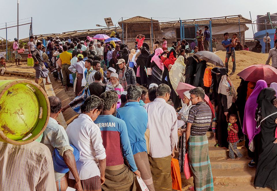 Bangladesch: Vor einer Nahrungsmittelausgabestelle warten Männer und Frauen getrennt. Für jede Nachbarschaft gilt ein anderer Abholtermin Bangladesch: Vor einer Nahrungsmittelausgabestelle warten Männer und Frauen getrennt. Für jede Nachbarschaft gilt ein anderer Abholtermin