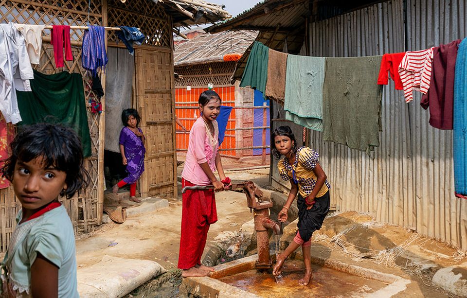 Bangladesch: Etwa die Hälfte der Camp-Bewohner sind Kinder. Eine Perspektive haben sie kaum: In ihrer Heimat Myanmar werden die muslimischen Rohingya teils brutal verfolgt, in Bangladesch nicht als Flüchtlinge anerkannt. Deshalb haben sie dort kein Anrecht auf den Besuch einer Schule Bangladesch: Etwa die Hälfte der Camp-Bewohner sind Kinder. Eine Perspektive haben sie kaum: In ihrer Heimat Myanmar werden die muslimischen Rohingya teils brutal verfolgt, in Bangladesch nicht als Flüchtlinge anerkannt. Deshalb haben sie dort kein Anrecht auf den Besuch einer Schule