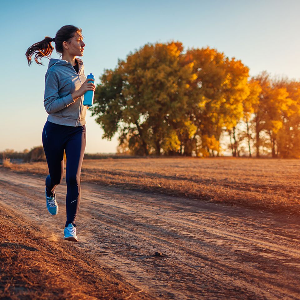 Frau beim Joggen im Herbst
