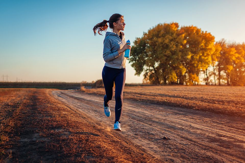 Frau beim Joggen im Herbst  1.5006