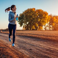 Frau beim Joggen im Herbst