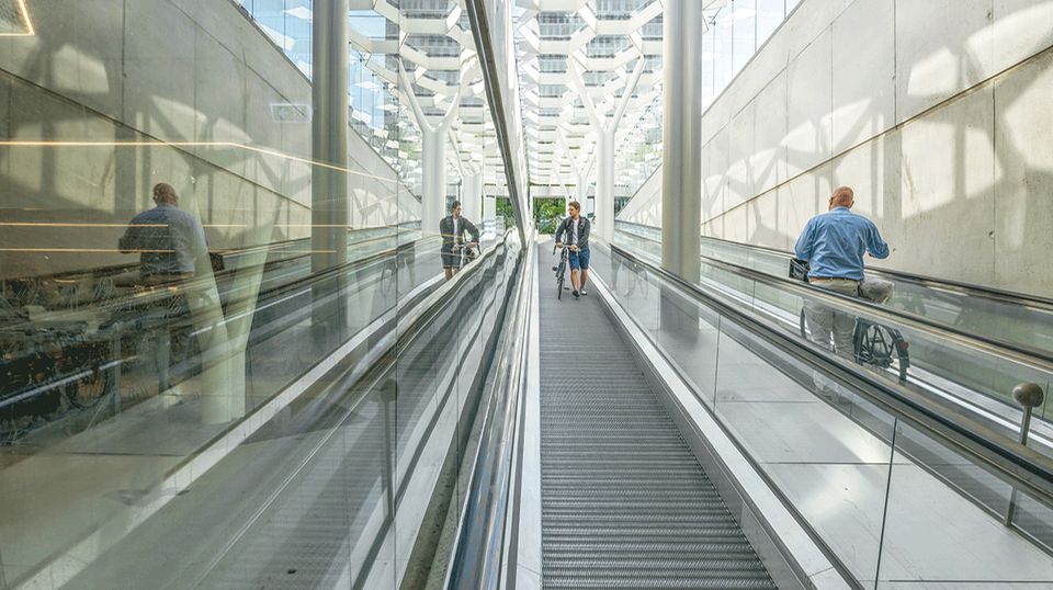 Nachhaltigkeit: Ausreichend Fahrradparkplätze sind ein wichtiger Baustein in Amsterdams Mobilitätskonzept. In der unterirdischen, gleichwohl taghell erleuchteten Garage am Südbahnhof der Metropole finden 3750 fietsen Platz. In die Tiefe gelangen Radler über Rollbänder Nachhaltigkeit: Ausreichend Fahrradparkplätze sind ein wichtiger Baustein in Amsterdams Mobilitätskonzept. In der unterirdischen, gleichwohl taghell erleuchteten Garage am Südbahnhof der Metropole finden 3750 fietsen Platz. In die Tiefe gelangen Radler über Rollbänder