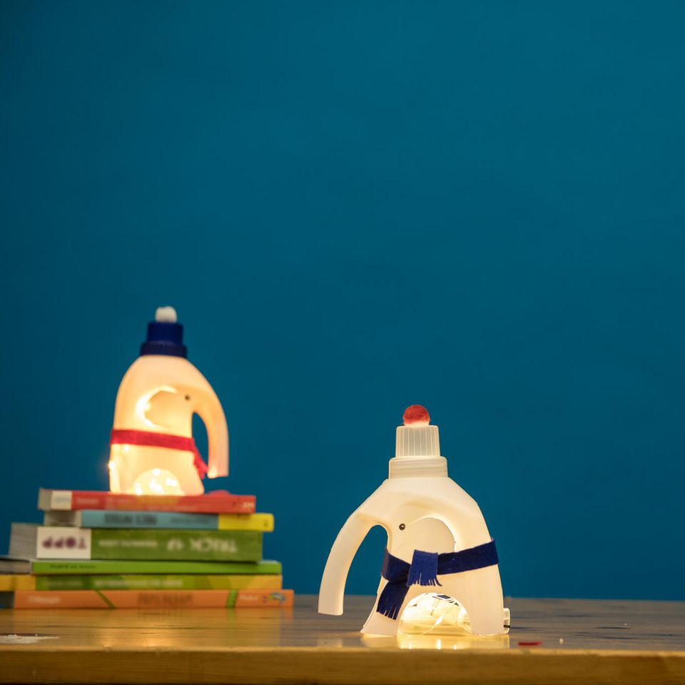 Strahlende Elefantenlampe aus alter Waschittel-Flasche