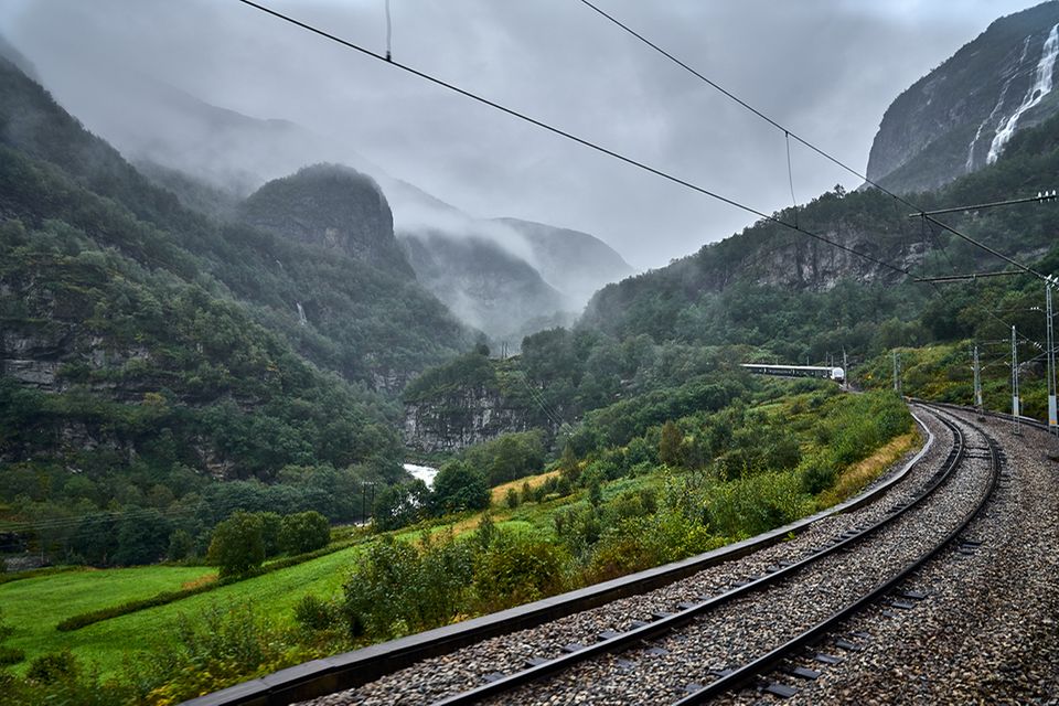 Reisetipps: Ob im Nebel oder bei Sonnenschein - die Flåmbahn in Norwegen zählt zu den schönsten Zugstrecken der Welt und lässt sich digital erleben