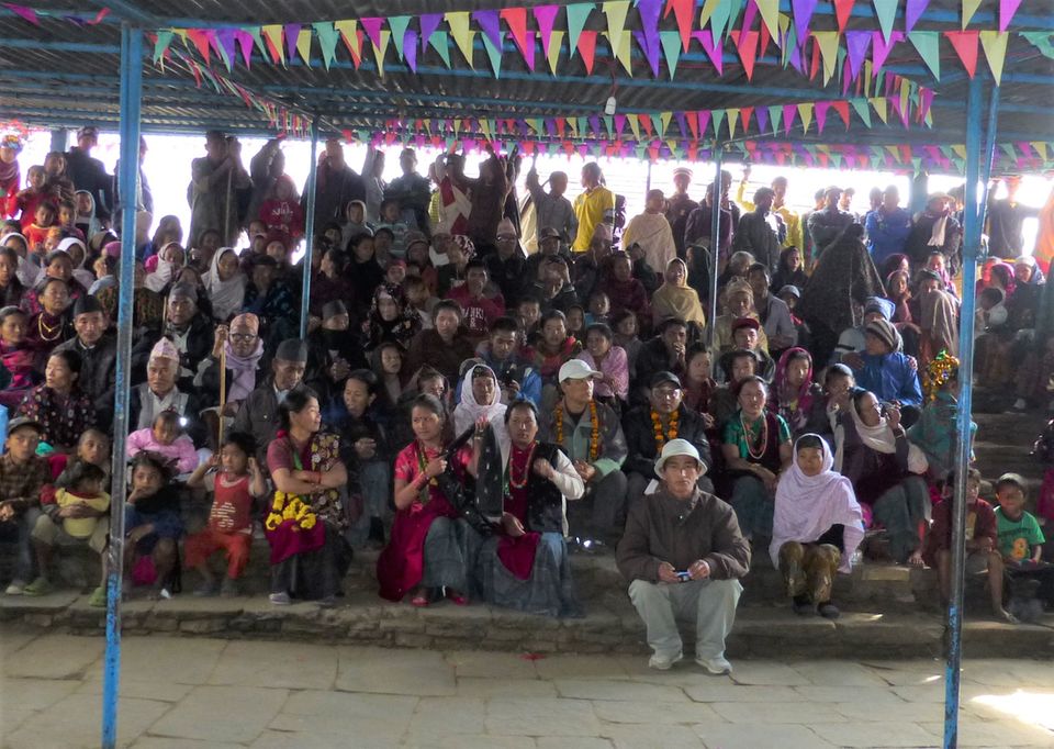 Bildergalerie: Frohe Kunde am 12. Dezember 2013: Bewohner und Besucher von Pasagaun versammeln sich zur Einweihungsfeier des Mikrowasserkraftwerks