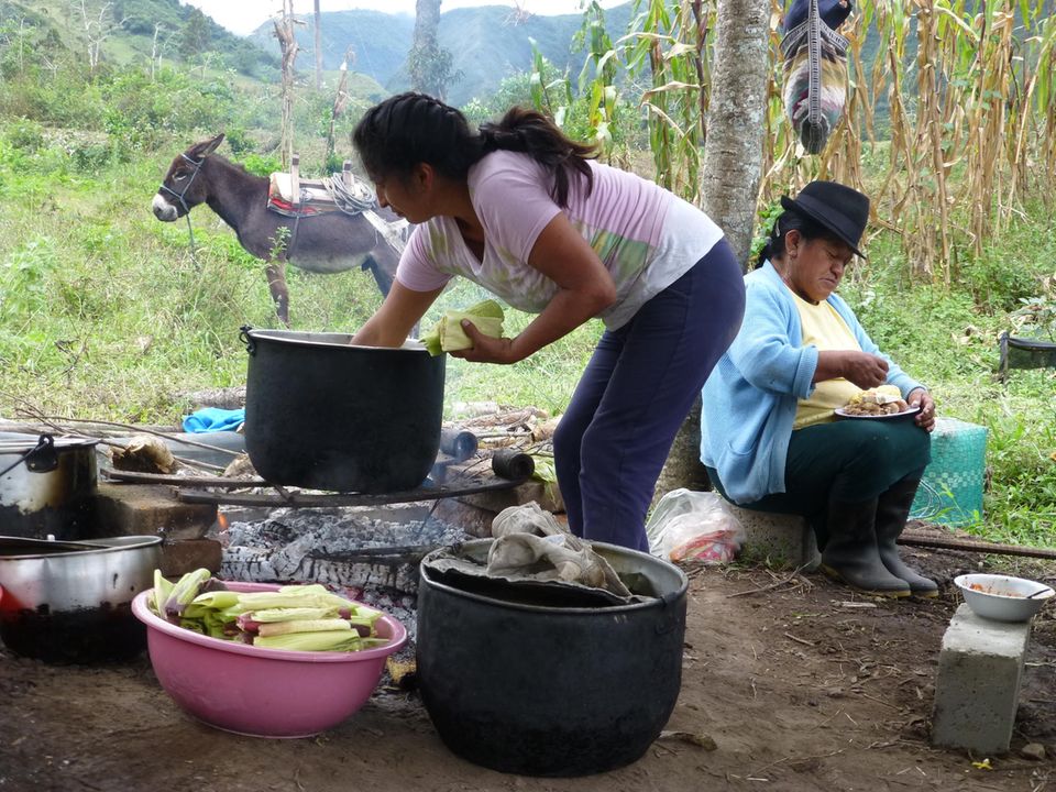 Frauen beim Kochen traditioneller Gerichte für das Projektessen im Mai 2013 Frauen beim Kochen traditioneller Gerichte für das Projektessen im Mai 2013
