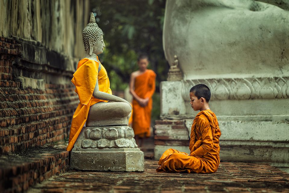 Vipassana-Meditation vor der Buddha-Statue