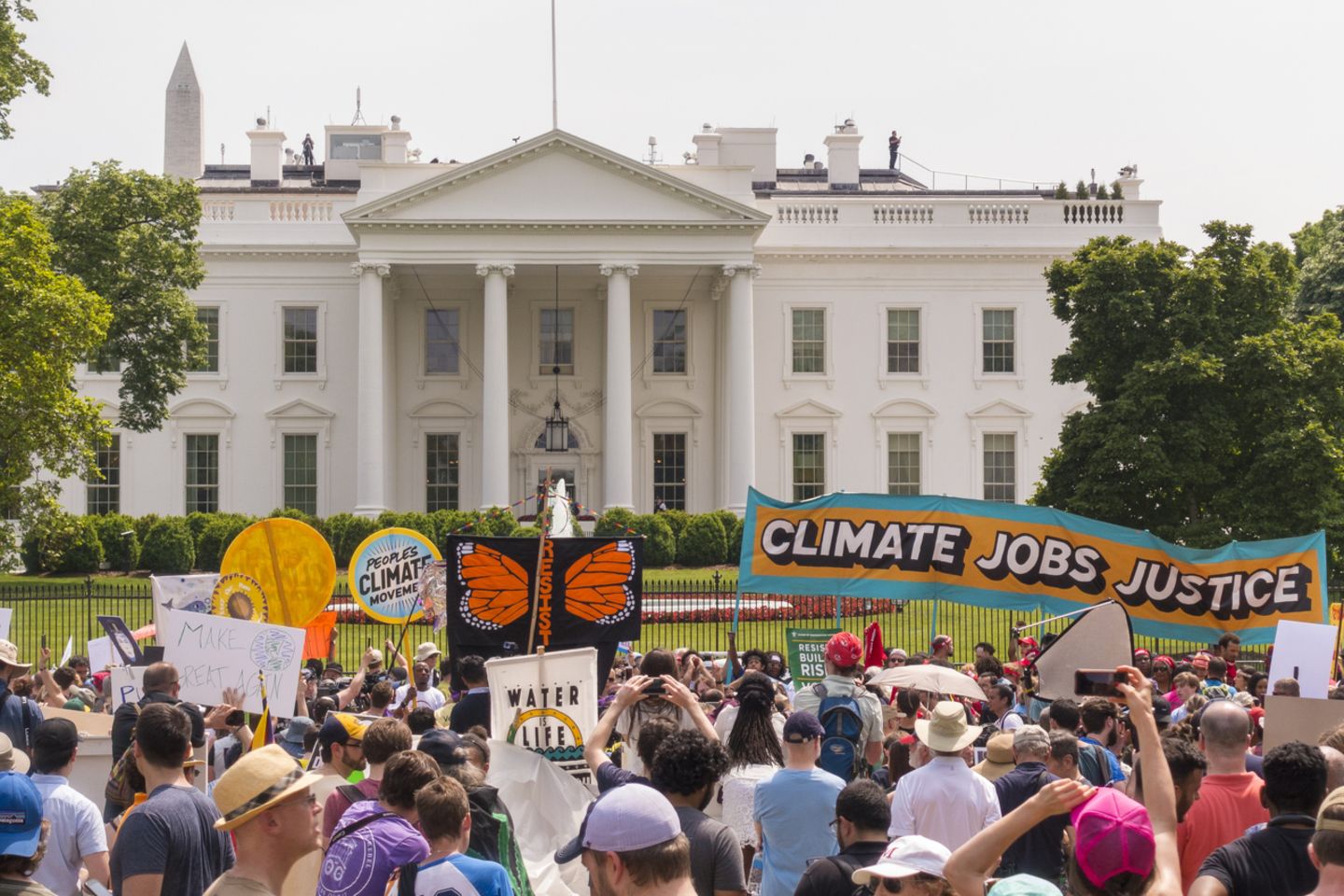 Internationale Klimapolitik: Donald Trumps Klimapolitik war nicht nur bei Aktivisten hoch umstritten. Viele setzen ihre Hoffnung nun auf Joe Biden