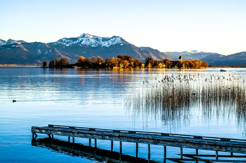 Bayern: An den immergleichen Ufern des Chiemsees scheint die Welt noch in Ordnung zu sein. Doch auch in Bayern greift der Klimawandel um sich und erhöht die Temperatur des Grundwassers - mit bislang schwer abschätzbaren Folgen