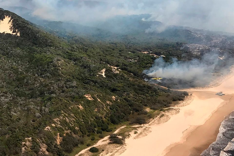 Weltgrößte Sandinsel: Dichte Rauchschwaden ziehen über Fraser Island, dem einzigartigen Naturparadies vor der Ostküste Australiens. Bereits 80.000 Hektar sind verbrannt, die Hälfte der Sandinsel