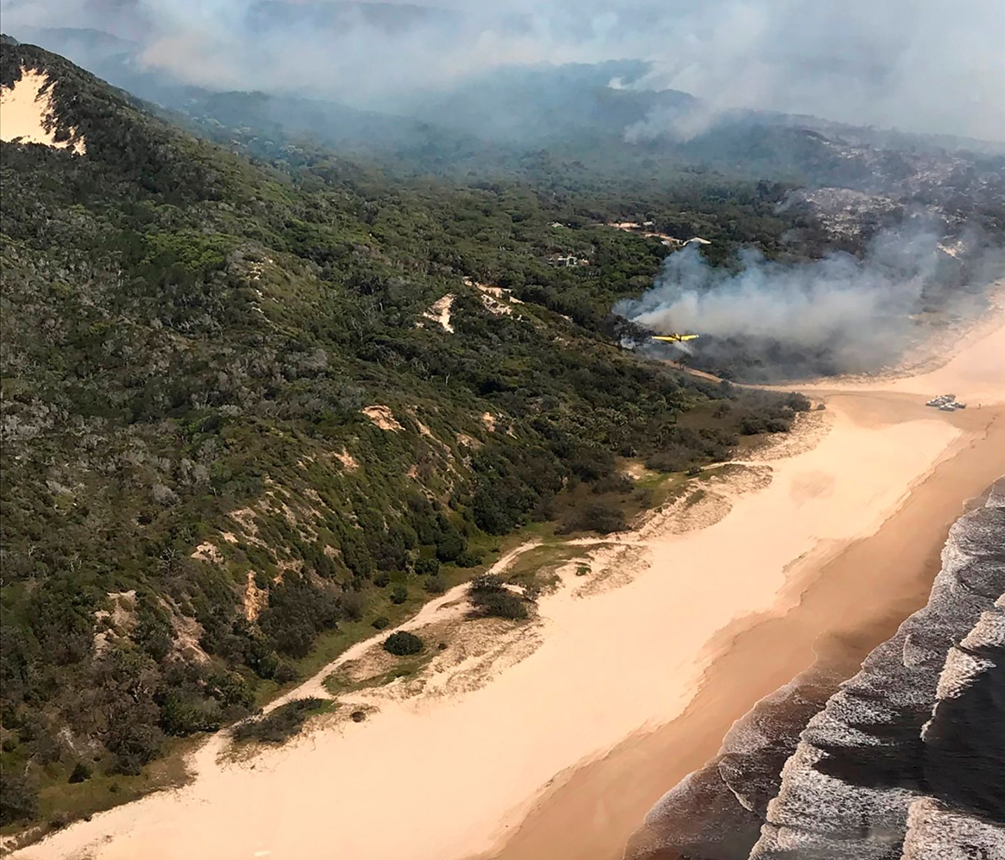 Weltgrößte Sandinsel: Dichte Rauchschwaden ziehen über Fraser Island, dem einzigartigen Naturparadies vor der Ostküste Australiens. Bereits 80.000 Hektar sind verbrannt, die Hälfte der Sandinsel