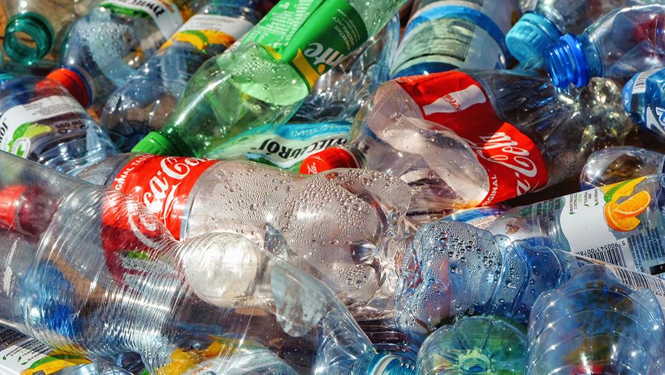 Ökologie: Coca-Cola erneut zum größten Plastikmüll-Verschmutzer der ...