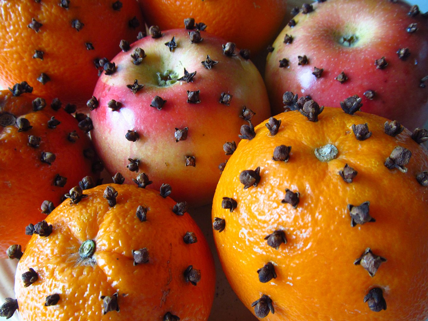 Mit Orangen, Äpfeln und Nelken für Weihnachtsduft sorgen Orangen und Äpfel mit Nelken