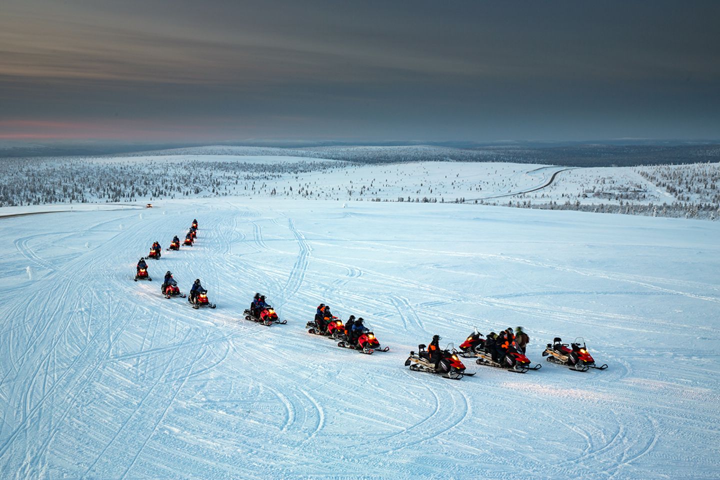 Schneemobile in Finnisch-Lappland