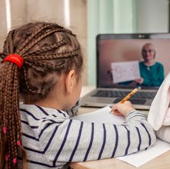 Die Welt nach Corona: Digitaler Unterricht auch für die Kleinsten - wie das sinnvoll funktionieren kann, darüber macht sich die Bildungswissenschaftlerin Nele Hirsch Gedanken