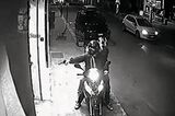 2012 attackieren diese zwei ’Ndrangheta-Mitglieder Ladenbesitzer wegen ausstehender Schulden