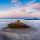 Der Trifels im Morgenlicht