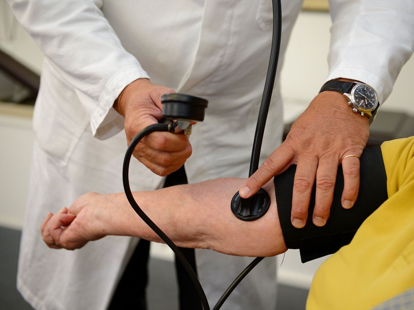 (Fast) nur noch Covid?: Stuttgart: Ein Arzt misst in einer Praxis einer Patientin den Blutdruck