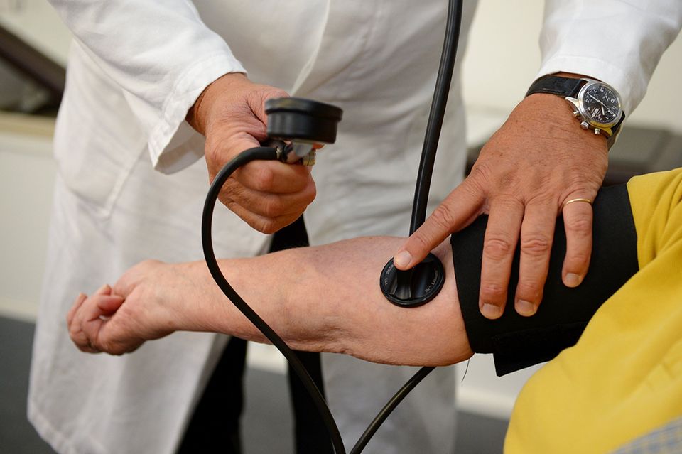 (Fast) nur noch Covid?: Stuttgart: Ein Arzt misst in einer Praxis einer Patientin den Blutdruck