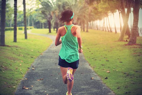 Frau joggt durch den Park