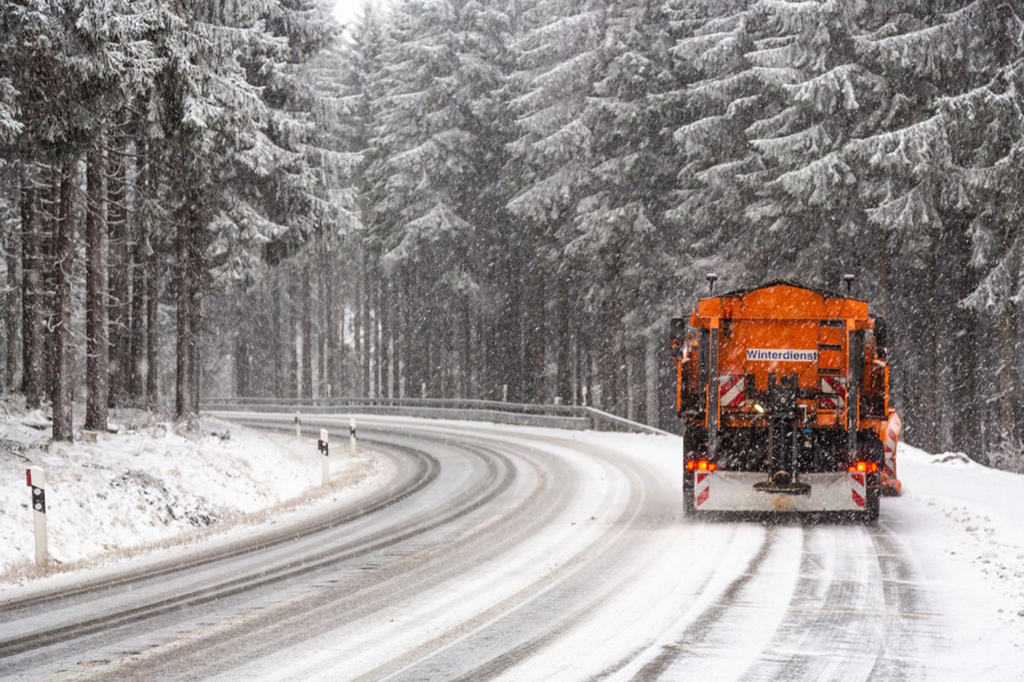 Winterdienst-Fahrzeug auf verschneiter Straße
