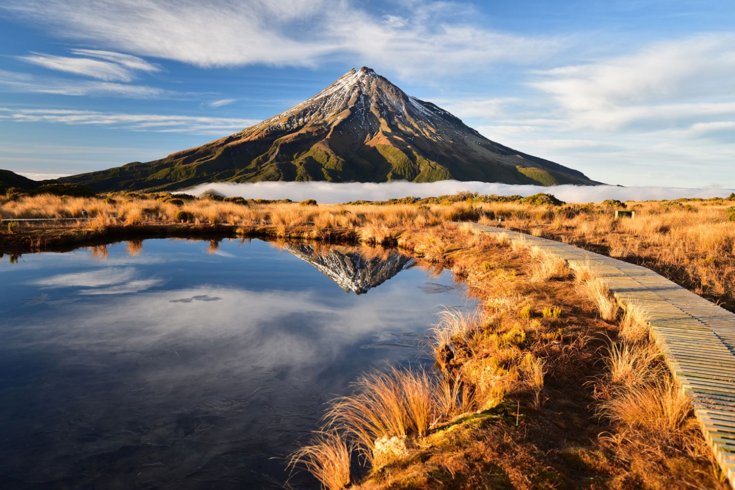 Blick auf den Mount Taranaki an einem sonnigen Tag in Neuseeland