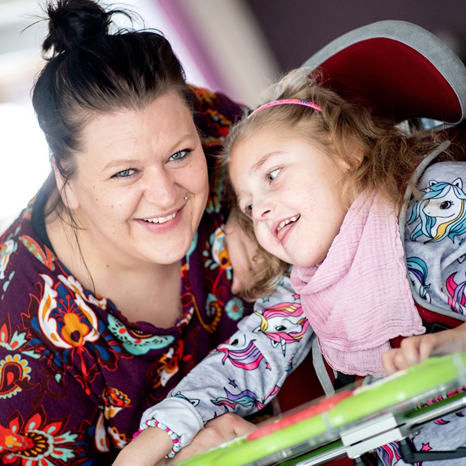 Nähe nur mit Schutz: Trotz der erschwerten Bedingungen durch die Corona-Pandemie war Katharina Kuhlemann im vergangenen Jahr mit ihrer Tochter Emma für vier Wochen im Kinderhospiz Löwenherz in Syke