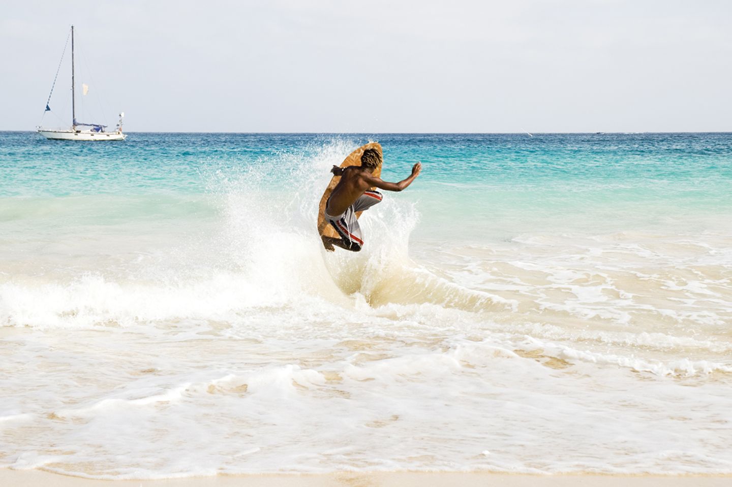 Surfer im Meer von Sal