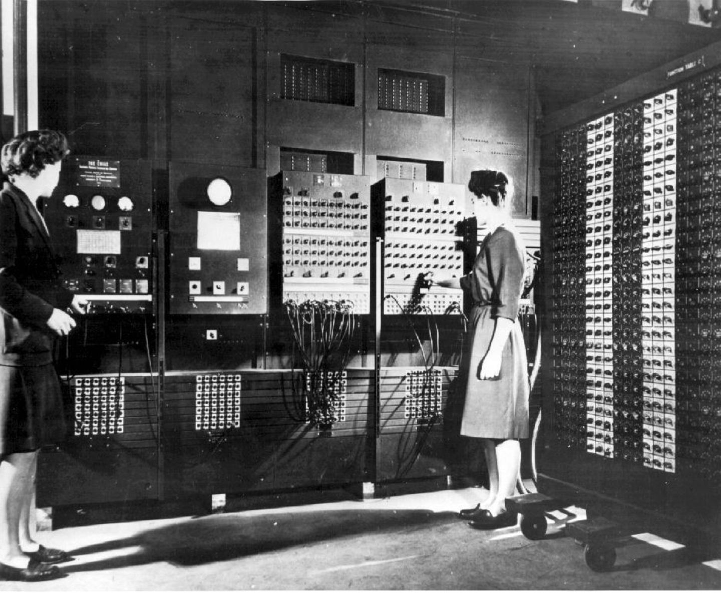 Programmiererinnen arbeiten am ENIAC Computer