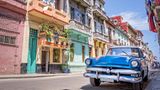 Blauer Oldtimer in den Straßen von Havanna, Kuba