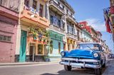 Blauer Oldtimer in den Straßen von Havanna, Kuba