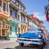 Blauer Oldtimer in den Straßen von Havanna, Kuba
