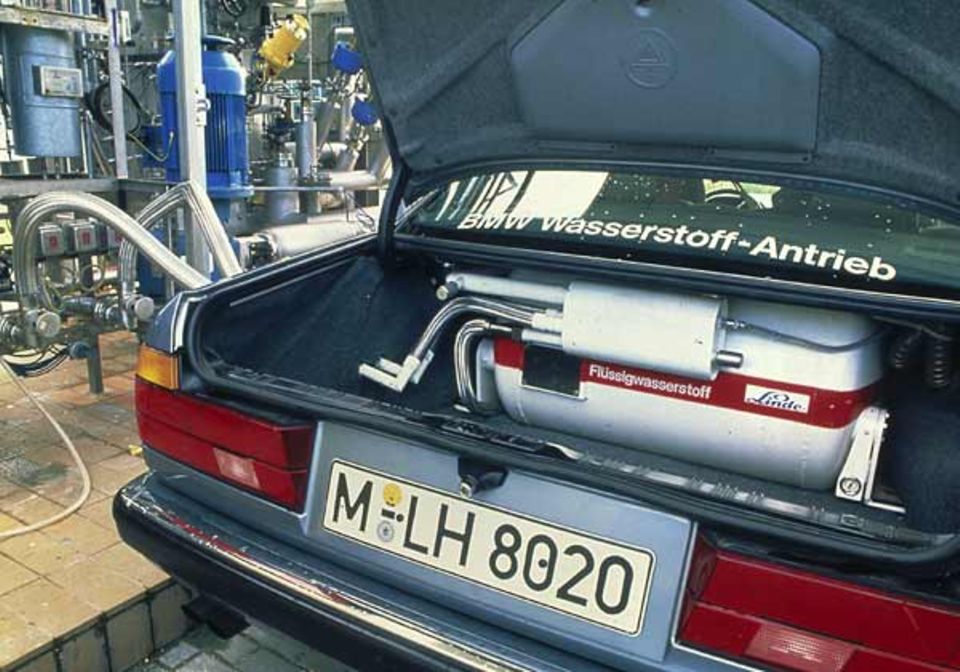 Flüssiger Wasserstoff enthält weniger Energie als Benzin. Damit Testautos nicht gleich wieder stehen bleiben, brauchen sie einen besonders großen Tank. Dieser hier füllt den ganzen Kofferraum Flüssiger Wasserstoff enthält weniger Energie als Benzin. Damit Testautos nicht gleich wieder stehen bleiben, brauchen sie einen besonders großen Tank. Dieser hier füllt den ganzen Kofferraum