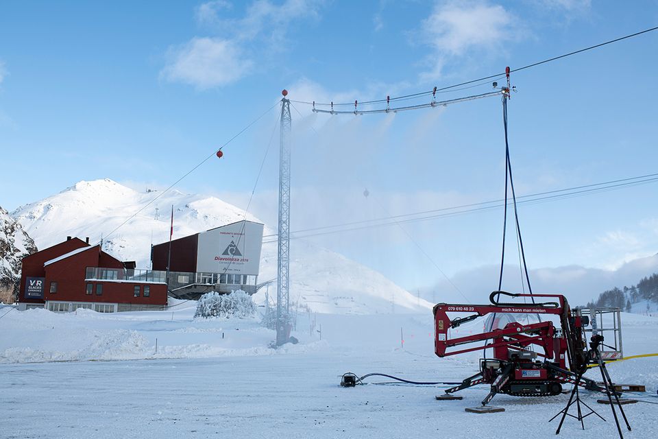 Pilotprojekt in der Schweiz: Testanlage des Mortalive Projektes an der Diavolezza Talstation in der Schweiz. Mit der neuartigen Beschneiungsanlage wollen Glaziologen den Gletscherschwund aufhalten