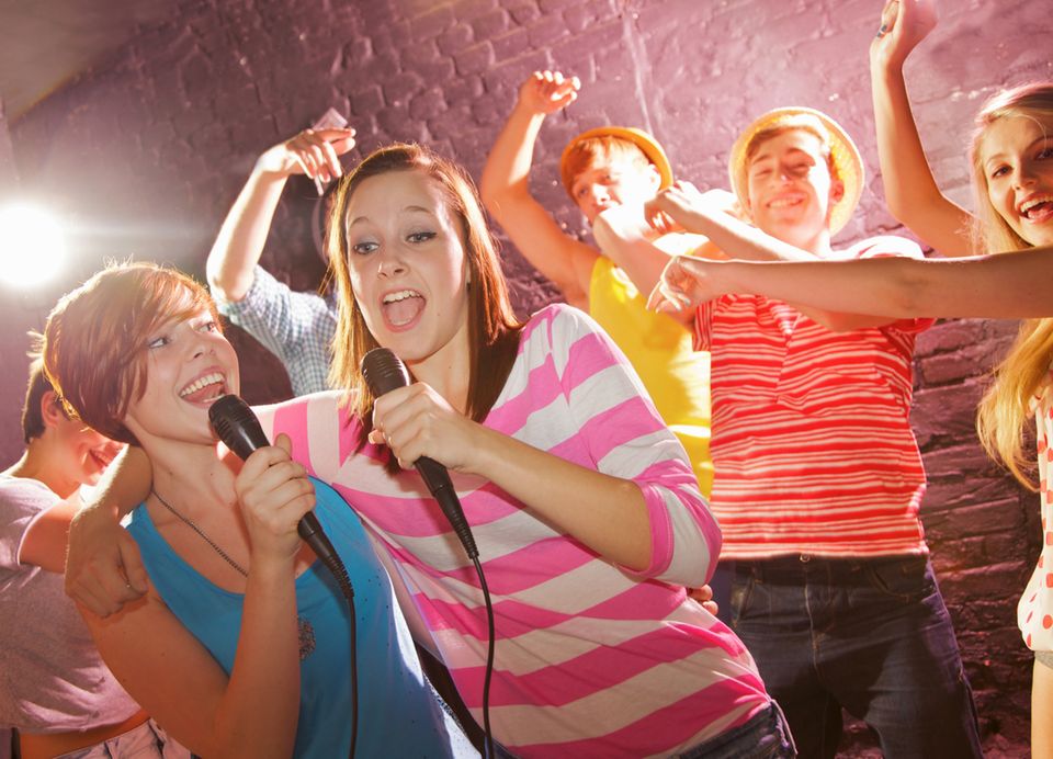 Schreibwettbewerb: Wo man singt, da lass' dich ruhig nieder - böse Menschen kennen keine Lieder ;) Schreibwettbewerb: Wo man singt, da lass' dich ruhig nieder - böse Menschen kennen keine Lieder ;)