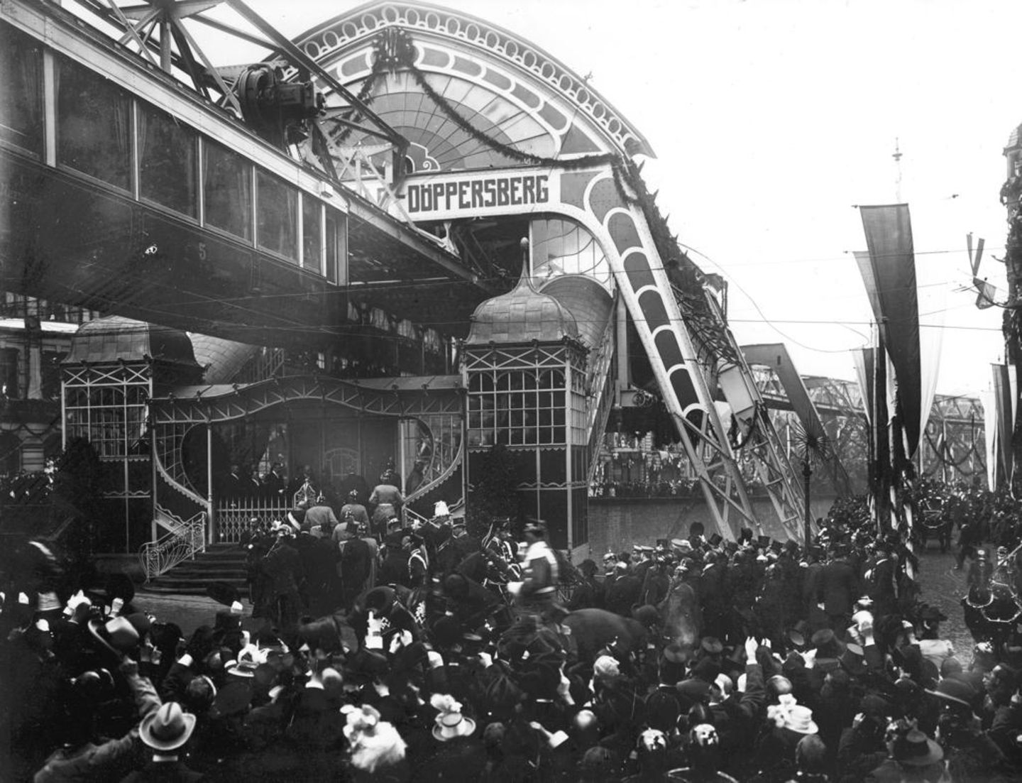 Menschenmassen an einer Station der Schwebebahn Wuppertal während der Probefahrt des Kaisers 1900
