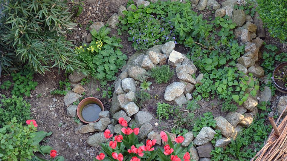 Die Kräuterspirale ist hübsche Gartendeko und praktisches Beet in einem