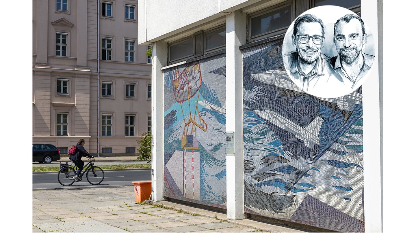 Das alte Potsdamer Rechenzentrum mit seinem Mosaik "Der Mensch bezwingt den Kosmos" muss vielleicht einem neuen Turm der Garnisonkirche weichen