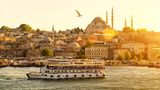 Traumziel der Woche: Wenn die Skyline von Istanbul bei Sonnenuntergang in warmen Goldtönen erstrahlt, macht das Goldene Horn seinem Namen alle Ehre. Wer am Abend am Ufer des Bosporus steht, die würzige-warme Luft einatmet und dabei den Blick über die Fähren auf dem glitzernden Wasser und die Minarette der Hagia Sophia und der Moschee Sultan Ahmet Camii schweifen lässt, begreift den ganzen Zauber, den Istanbul - einst Konstantinopel - seit 2600 Jahren verströmt.