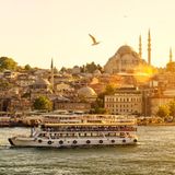 Traumziel der Woche: Wenn die Skyline von Istanbul bei Sonnenuntergang in warmen Goldtönen erstrahlt, macht das Goldene Horn seinem Namen alle Ehre. Wer am Abend am Ufer des Bosporus steht, die würzige-warme Luft einatmet und dabei den Blick über die Fähren auf dem glitzernden Wasser und die Minarette der Hagia Sophia und der Moschee Sultan Ahmet Camii schweifen lässt, begreift den ganzen Zauber, den Istanbul - einst Konstantinopel - seit 2600 Jahren verströmt.