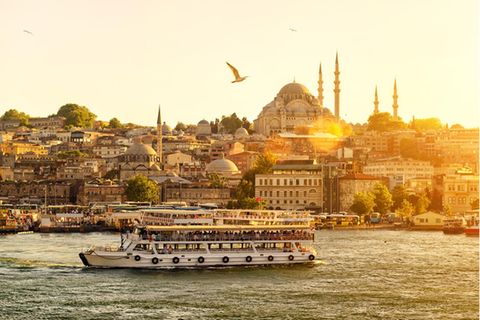 Traumziel der Woche: Wenn die Skyline von Istanbul bei Sonnenuntergang in warmen Goldtönen erstrahlt, macht das Goldene Horn seinem Namen alle Ehre. Wer am Abend am Ufer des Bosporus steht, die würzige-warme Luft einatmet und dabei den Blick über die Fähren auf dem glitzernden Wasser und die Minarette der Hagia Sophia und der Moschee Sultan Ahmet Camii schweifen lässt, begreift den ganzen Zauber, den Istanbul - einst Konstantinopel - seit 2600 Jahren verströmt.