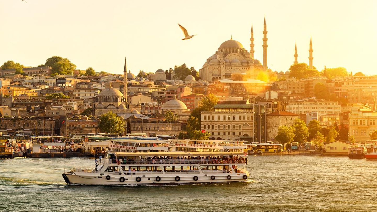 Traumziel der Woche: Wenn die Skyline von Istanbul bei Sonnenuntergang in warmen Goldtönen erstrahlt, macht das Goldene Horn seinem Namen alle Ehre. Wer am Abend am Ufer des Bosporus steht, die würzige-warme Luft einatmet und dabei den Blick über die Fähren auf dem glitzernden Wasser und die Minarette der Hagia Sophia und der Moschee Sultan Ahmet Camii schweifen lässt, begreift den ganzen Zauber, den Istanbul - einst Konstantinopel - seit 2600 Jahren verströmt.