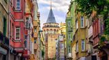 Traumziel der Woche: Wer aus der Altstadt kommend über die Galata-Brücke schlendert, wird auf der anderen Seite vom Galata-Viertel empfangen. Der Stadtbezirk liegt auf der europäischen Seite Istanbuls und beherbergt mit dem Galata-Turm den wohl schönsten Aussichtspunkt der Stadt. Der 67 Meter hohe Turm thront seit dem 14. Jahrhundert auf einem Hügel über den Dächern der Stadt, von oben bietet sich ein 360°-Rundblick auf Istanbul.