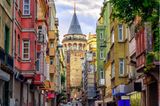 Traumziel der Woche: Wer aus der Altstadt kommend über die Galata-Brücke schlendert, wird auf der anderen Seite vom Galata-Viertel empfangen. Der Stadtbezirk liegt auf der europäischen Seite Istanbuls und beherbergt mit dem Galata-Turm den wohl schönsten Aussichtspunkt der Stadt. Der 67 Meter hohe Turm thront seit dem 14. Jahrhundert auf einem Hügel über den Dächern der Stadt, von oben bietet sich ein 360°-Rundblick auf Istanbul.